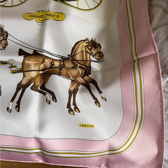 Hermès Coach & Saddle silk scarf in a signature orange box. - Picture 4 of 12